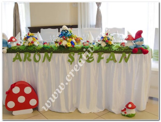 aranjament floral prezidiu botez lumea Strumfilor4